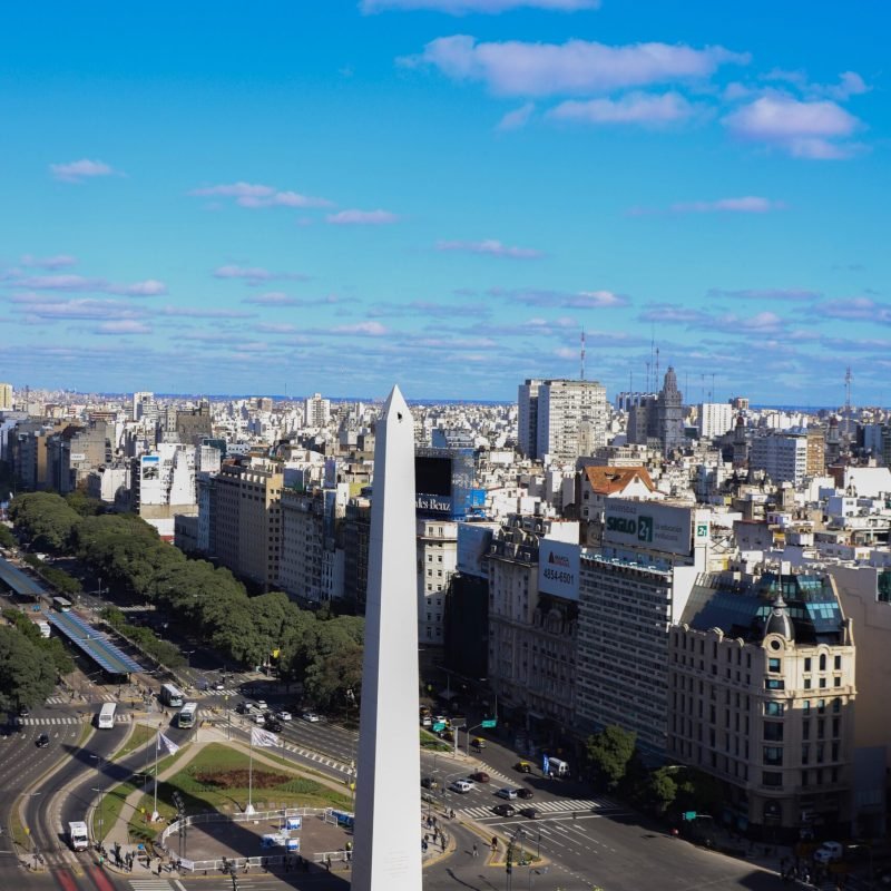 vista-de-angulo-alto-de-la-carretera-en-medio-de-edificios-en-la-ciudad-contra-el-cielo